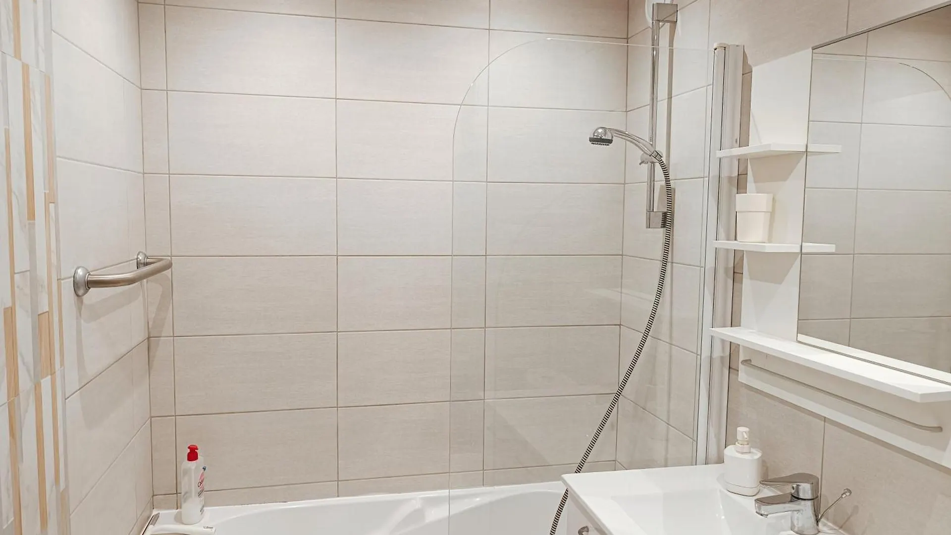 Appartement logement climatisé à Juan les Pins dans résidence avec piscine