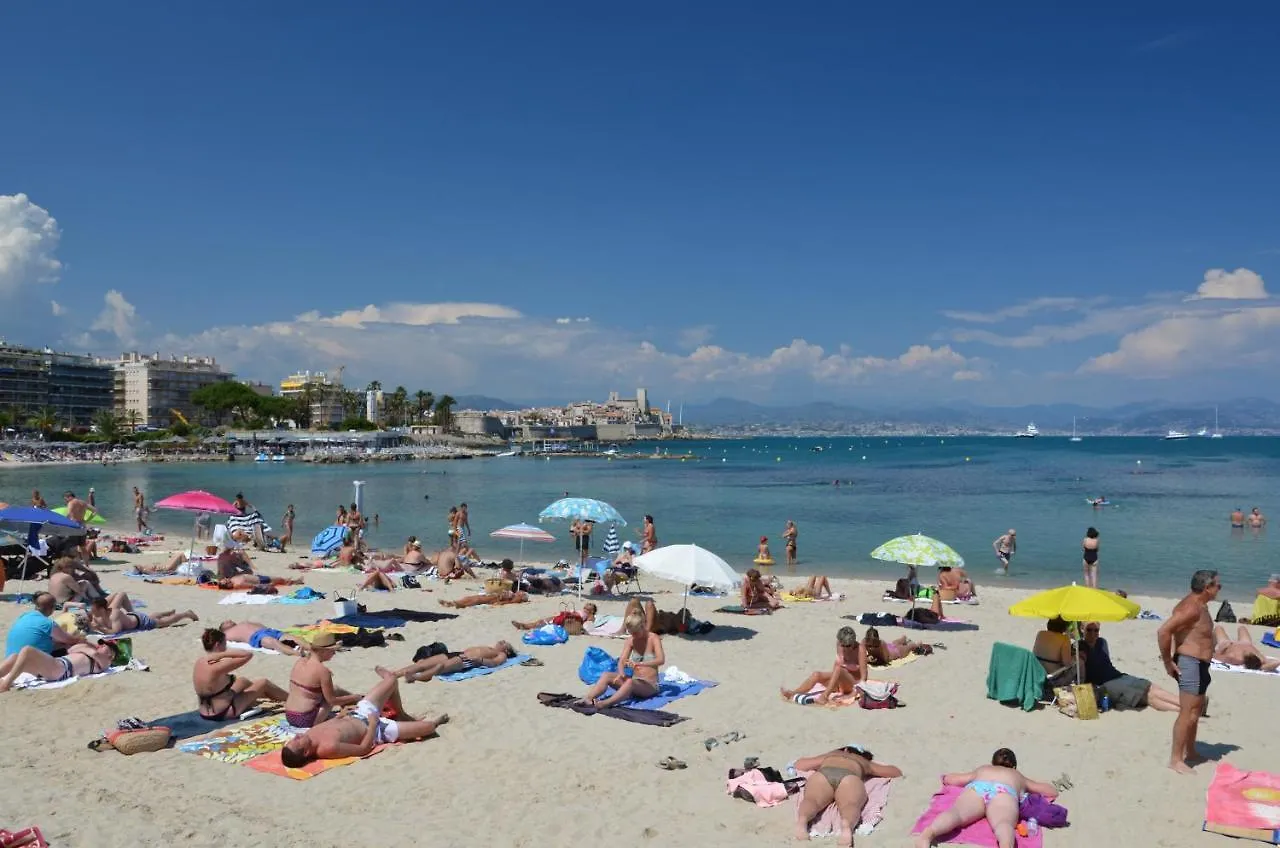 Logement Climatise A Juan Les Pins Dans Residence Avec Piscine جوان ليه باه